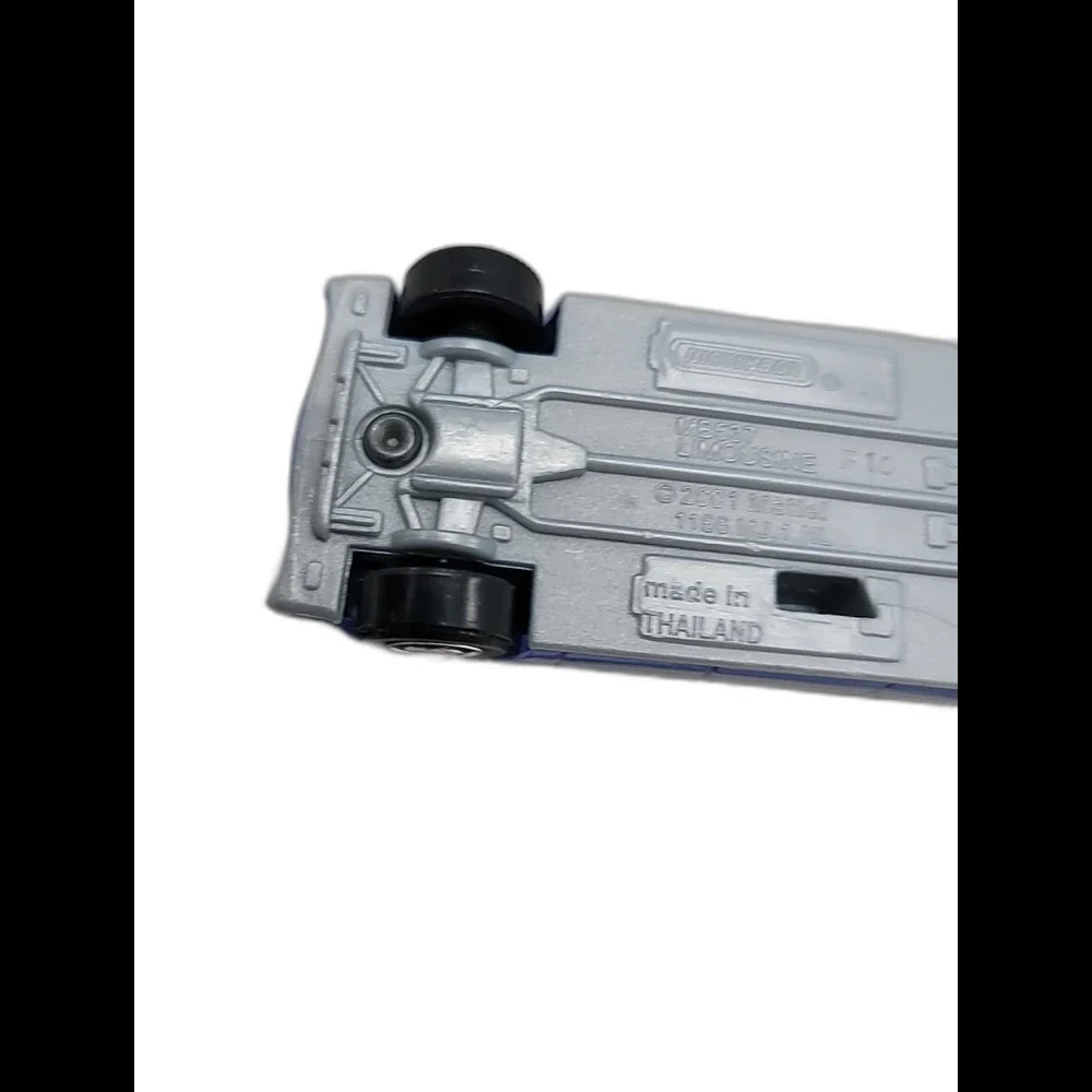 2001 Matchbox MB 537 Limousine Periwinkle with White Stripe Diecast Car 1:64 HW
